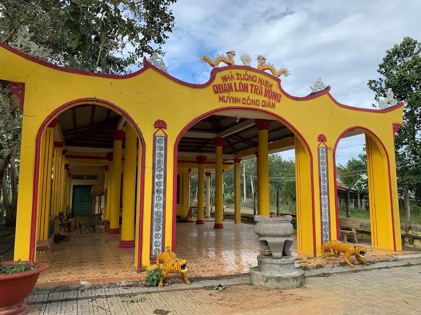 Di tích Lăng mộ Quan lớn Trà Vong